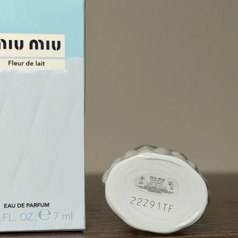 Miu Miu Fleur De Lait Eau De Parfum - Picture 2 of 2